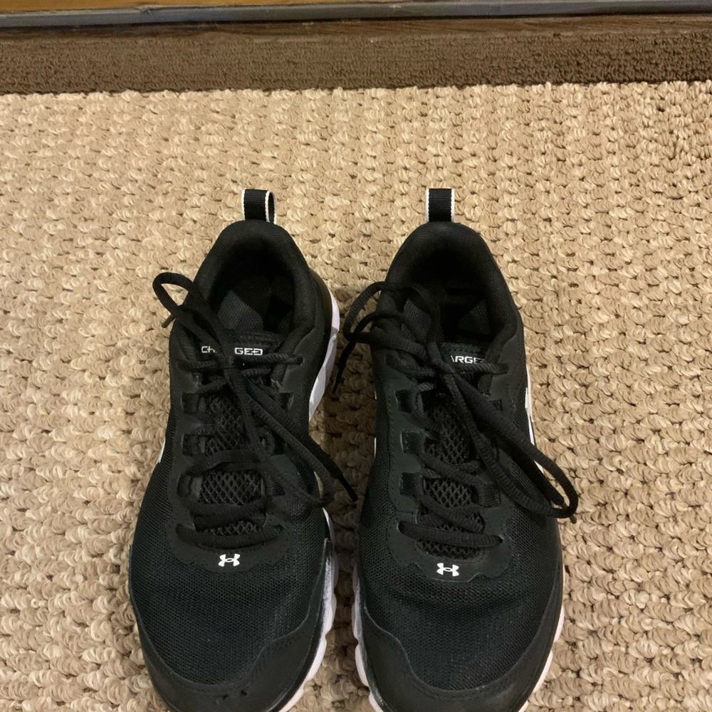 Women’s Under Armour sneakers black size 8 Charger Assert